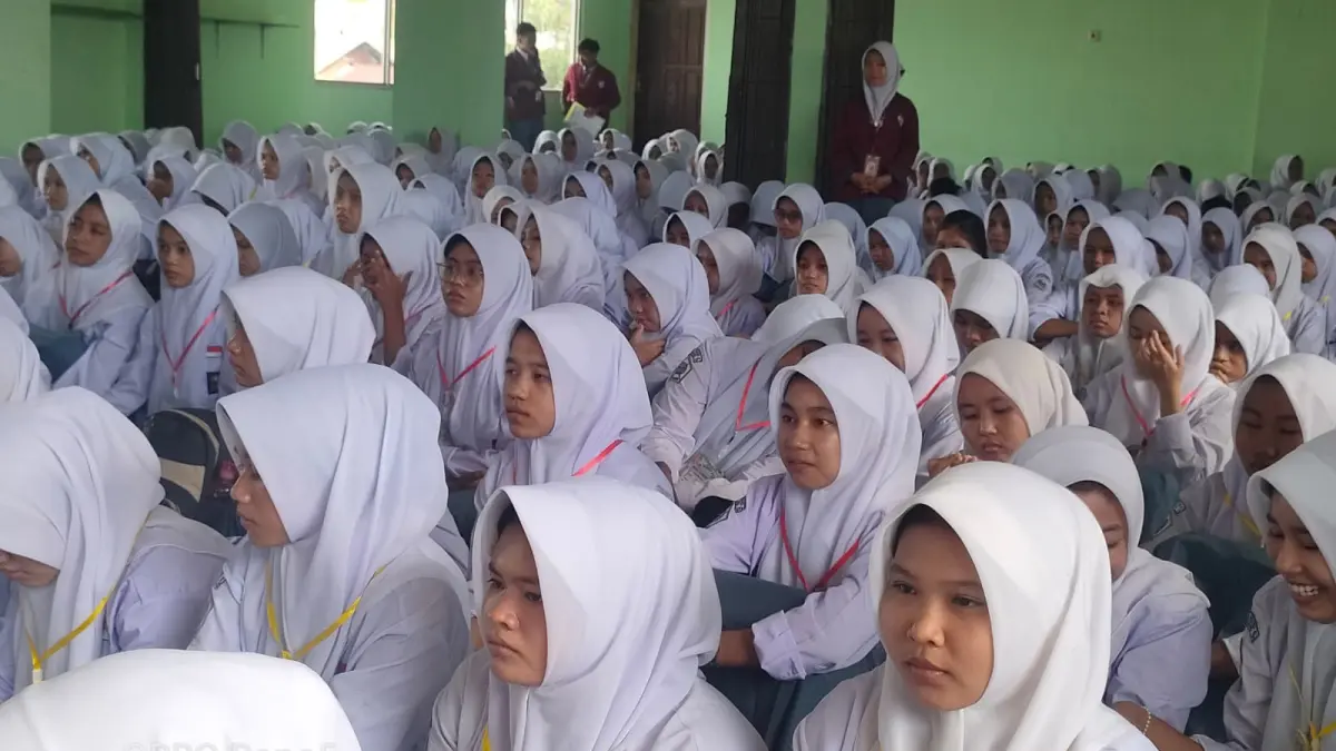 Siswa SMK Negeri 6 Padang serius mendengarkan pengarahan dari guru ketika Masa Pengenalan Lingkungan Sekolah (MPLS) beberapa waktu lalu. (TIM LAMAN GURU)
