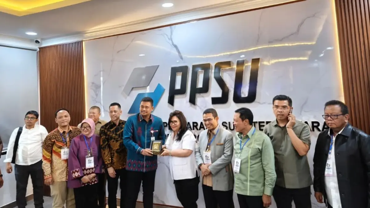Staf Ahli Menteri UMKM Reghi Perdana bersama Komisi VII DPR RI meninjau PRSU 2026 di Medan untuk mendorong penguatan pasar dan business matching UMKM.(Foto: Humas)