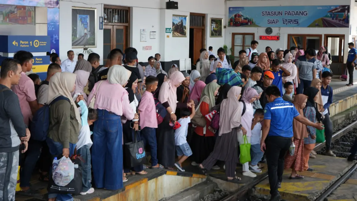 Suasana penumpang di Stasiun Padang saat masa libur sekolah 2026. KAI Divre II Sumbar mencatat 205.464 pelanggan menggunakan layanan kereta api pada periode 20 Juni hingga 12 Juli 2026, meningkat 22,92 persen dibandingkan tahun sebelumnya.