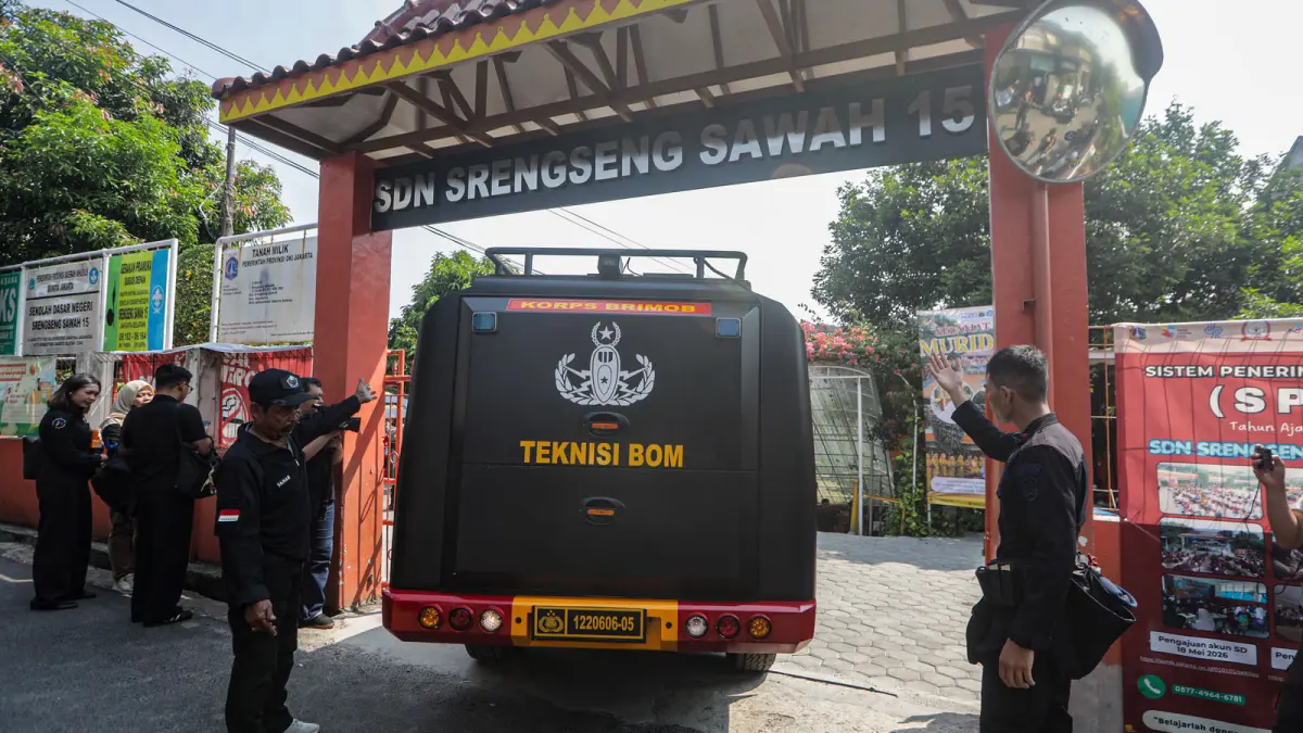 Tim Gegana Brimob Polda Metro Jaya mendatangi SDN Srengsen Sawah 15, Jakarta, kemarin. Mereka menyisir seluruh ruang kelas setelah mendapat laporan ancaman bom. (SALMAN TOYIBI/JPG)
