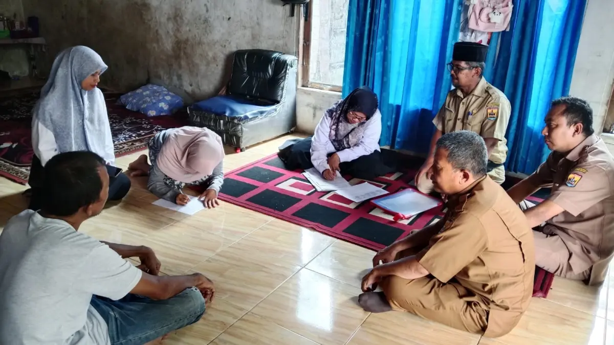 Tim Saga Saja Plus Kota Pariaman mengunjungi rumah calon penerima manfaat guna memverifikasi kondisi lapangan agar program tepat sasaran. (TIM LAMAN GURU)