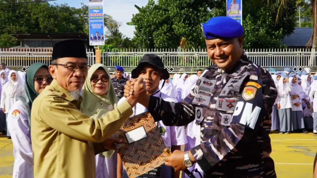 Wakil Wali Kota Padang Maigus Nasir bersama Danpom Kodaeral II Padang saat membuka MATAMUDA Tahun Ajaran 2026/2027 di MAN 3 Padang bersama peserta didik baru.(Foto: Diskominfo)