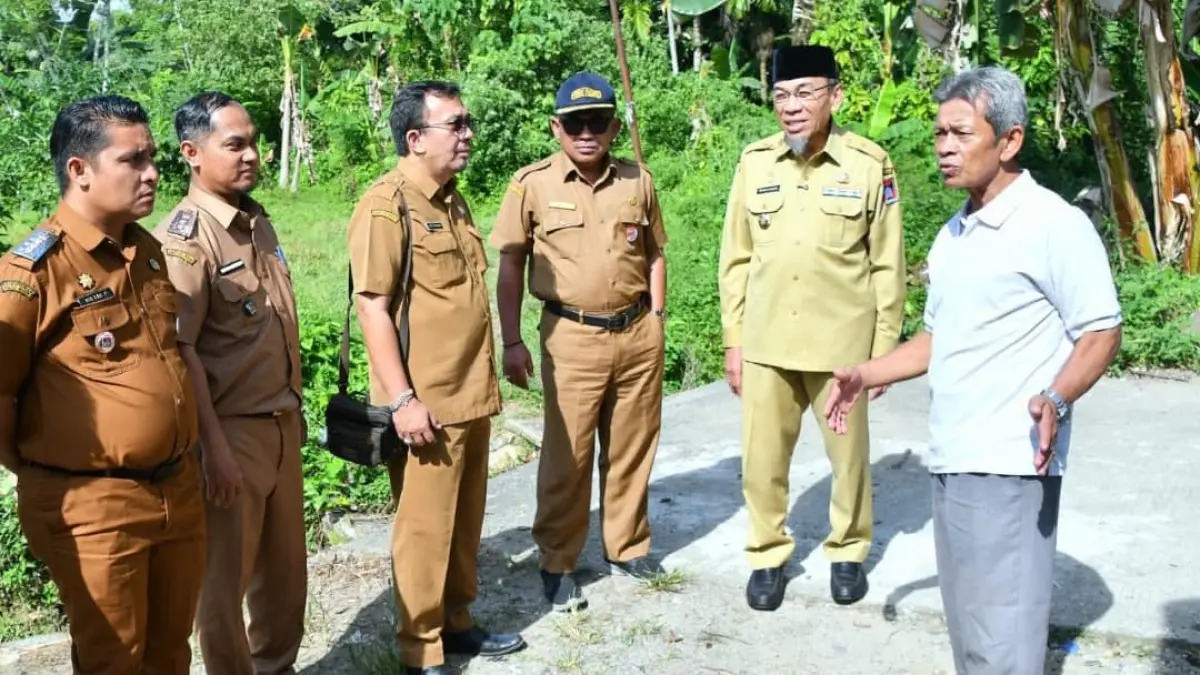 Wakil Wali Kota Padang Maigus Nasir meninjau lokasi pembangunan tiga ruas jalan lingkungan di Perumahan Cendana Lembah Karet, Koto Tangah.(Foto: Diskominfo)