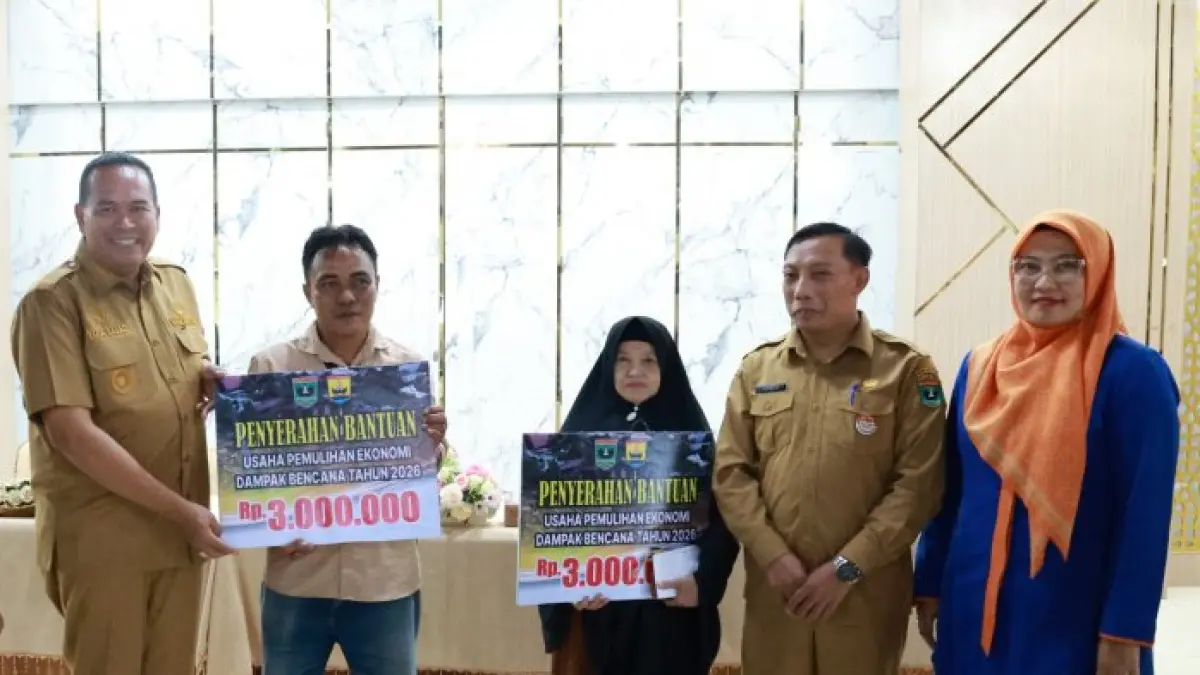 Wali Kota Pariaman Yota Balad didampingi Kepala Dinas Sosial Kota Pariaman Rozi Kosmadi menyerahkan bantuan modal usaha kepada warga terdampak bencana hidrometeorologi di Pendopo Rumah Dinas Wali Kota Pariaman, Senin (13/7/2026).