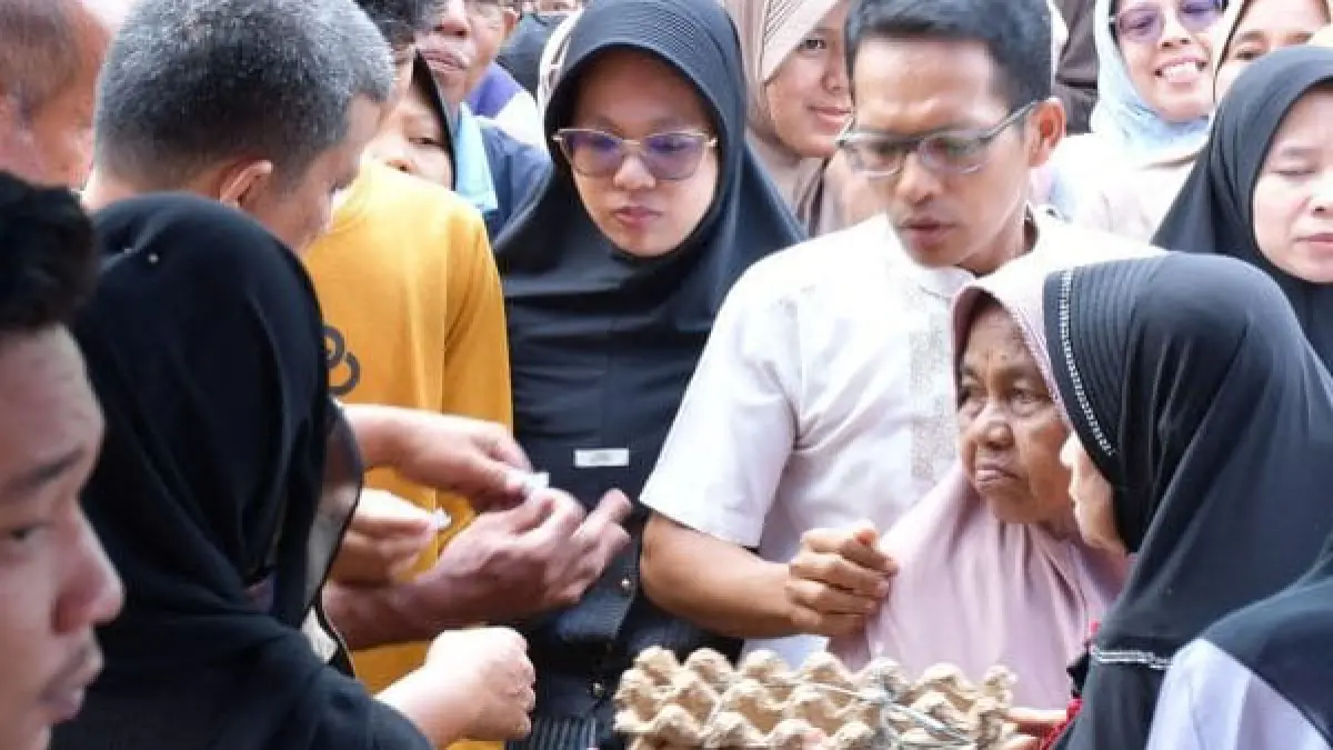 Warga menerima bantuan telur gratis yang disalurkan Pemerintah Kabupaten Agam bekerja sama dengan PT Charoen Pokphand Indonesia Tbk di halaman Kantor Dinas Pertanian Kabupaten Agam, Lubukbasung, Jumat (10/7) lalu. (DOK PEMKAB AGAM)