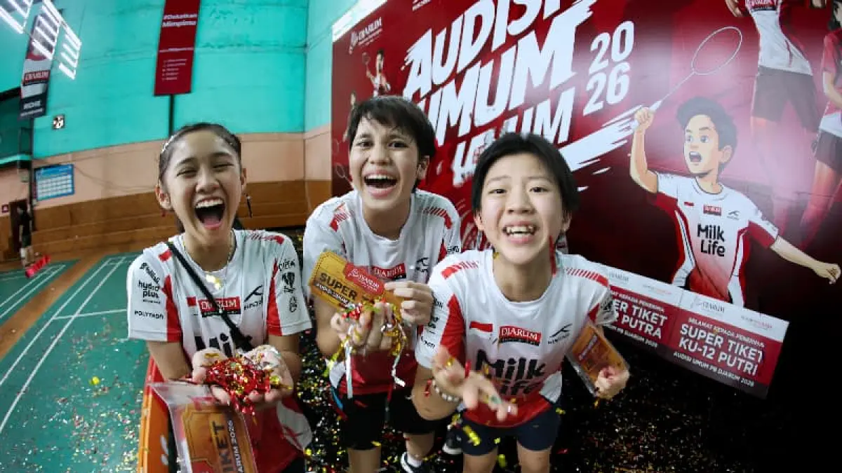 Luapan kegembiraan raih Super Tiket menjadi penanda keberhasilan (Kiri ke Kanan) Naura Khaira Raya Kharisma, Jessy Liberty, dan Errencia Clarista melewati persaingan di Audisi Umum PB Djarum 2026 di Pekanbaru. Pencapaian tersebut diraih melalui kemampuan, fokus, daya juang, dan kerja keras selama mengikuti rangkaian audisi. (Foto: PB Djarum)