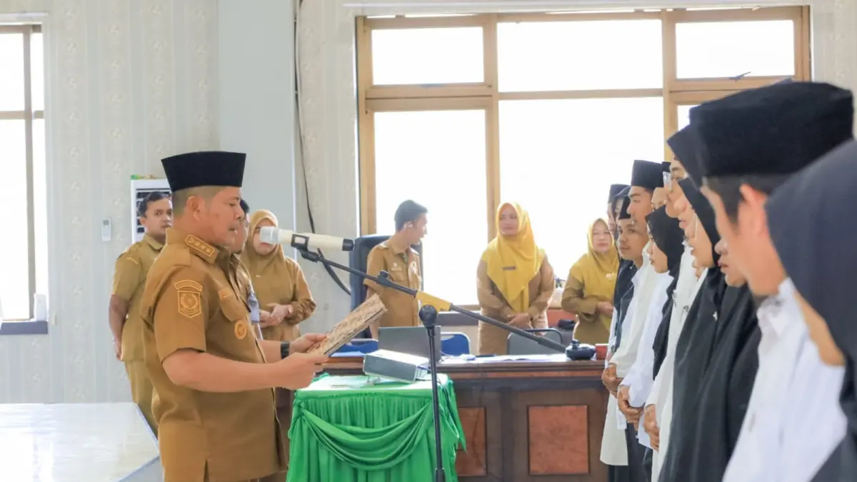 Bupati Pasaman Welly Suhery didampingi Wakil Bupati Parulian Dalimunthe mengukuhkan 62 Guru Tahfiz Kabupaten Pasaman Tahun 2026 di Aula Lantai III Kantor Bupati Pasaman, Selasa (14/7). (WILIAN/PADEK)