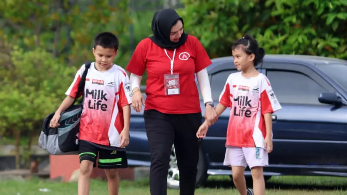 Di balik setiap raket yang terangkat, terdapat doa dan dukungan yang terus mengiringi. Orang tua menjadi saksi sekaligus penyemangat bagi anak-anak mereka yang tengah memperjuangkan mimpi di lapangan.&nbsp;(Foto: PB Djarum)