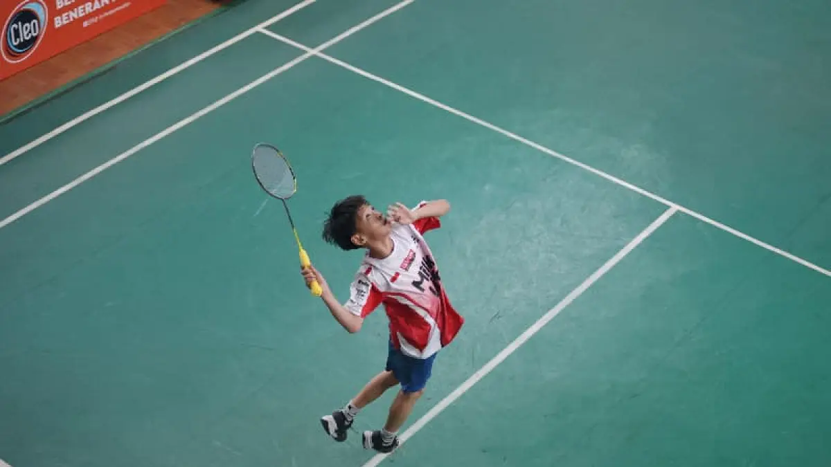 Lompatan di atas lapangan menjadi bagian dari upaya peserta mengerahkan kemampuan terbaik. Kecepatan, ketepatan pukulan, dan keberanian mengambil keputusan menjadi modal untuk melangkah menuju prestasi yang lebih tinggi. (Foto: PB Djarum)