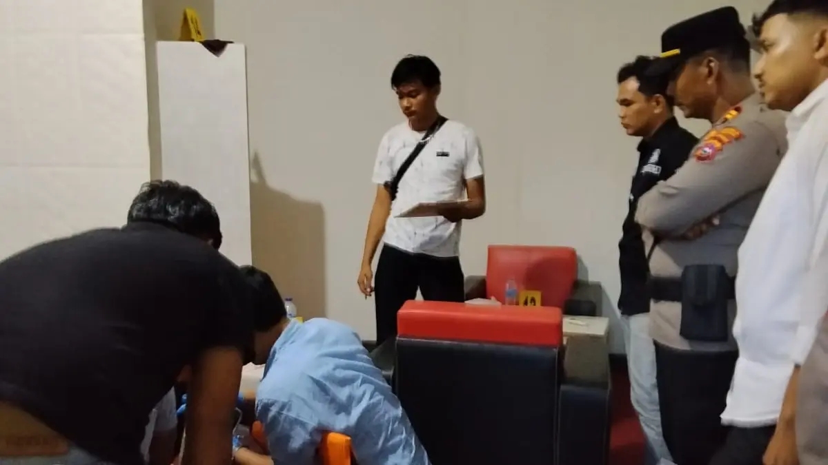 Petugas Satreskrim Polres Dharmasraya bersama Tim Inafis melakukan olah tempat kejadian perkara (TKP) di salah satu hotel di Kabupaten Dharmasraya pada Senin (13/7/2026).
