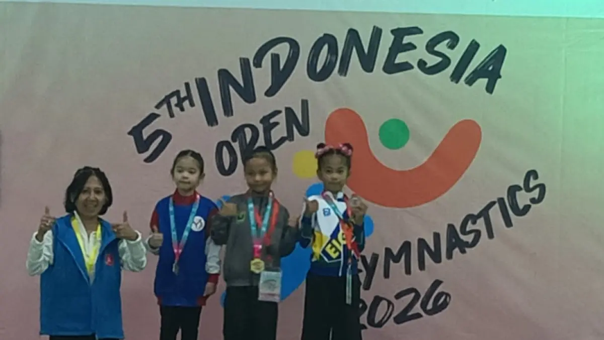 Atlet gimnastik muda Kota Payakumbuh, Alesha Alicia Novea, memperlihatkan medali emas usai menjuarai kategori Pre ND Individual Women pada Gymnastics Indonesia Open 2026 di Jakarta.