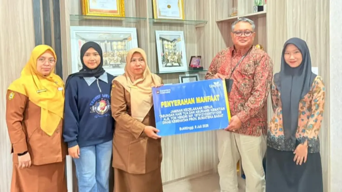 Branch Manager PT TASPEN (Persero) Kantor Cabang Padang, Kabul Wibowo serahkan manfaat JKK, THT, dan JKM kepada ahli waris ASN RSAM Bukittinggi sebagai bentuk perlindungan sosial ASN.(Foto Humas)