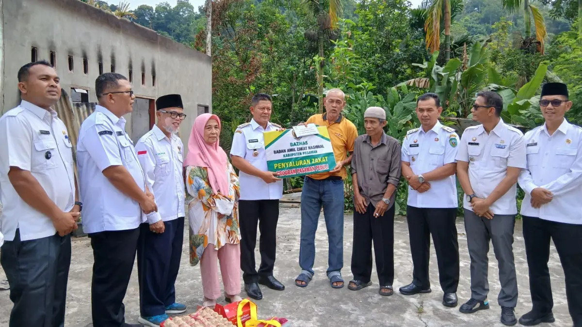 Bupati dan Wakil Bupati Pasaman saat menyerahkan bantuan kepada korban kebakaran di Kecamatan Lubuksikaping. (DOK PROKOPIM PASAMAN)
