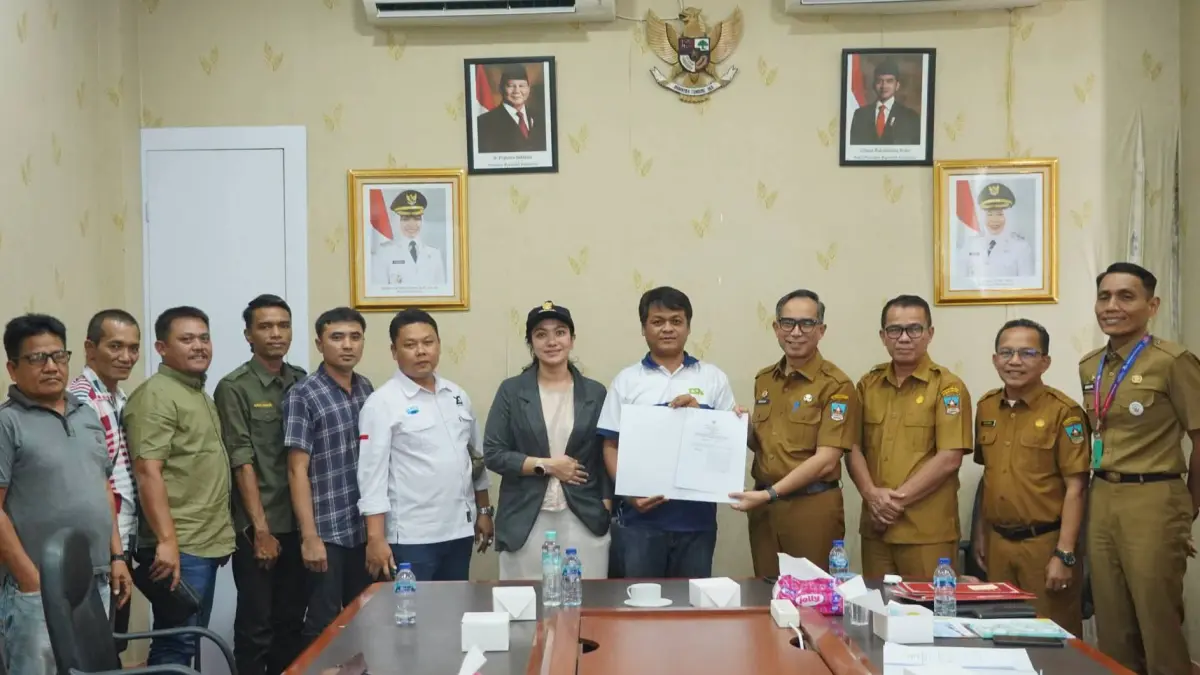 Bupati Dharmasraya Annisa Suci Ramadhani bersama perwakilan enam perusahaan menandatangani kerja sama pembangunan infrastruktur melalui program CSR senilai Rp6,6 miliar di Pulau Punjung, Senin (13/7/2026).