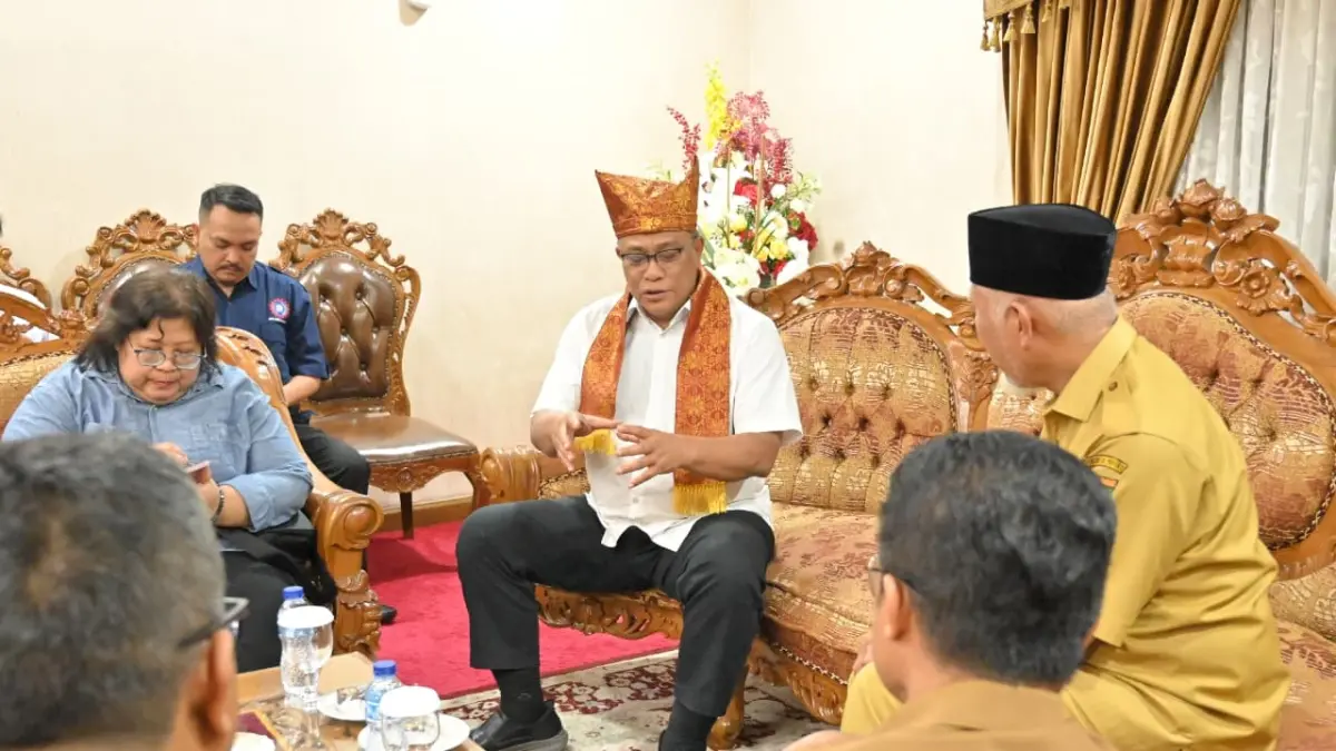 Gubernur Sumbar Mahyeldi Ansharullah berbincang dengan Menteri Lingkungan Hidup RI Moh. Jumhur Hidayat di Ruang VIP Bandara Internasional Minangkabau, Senin (13/7). (DOK BIRO ADPIM)