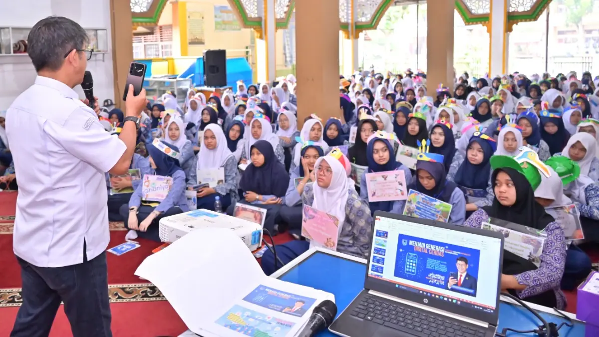 Kepala Diskominfo Kota Payakumbuh Kurniawan Syah Putra memberikan pembekalan literasi digital kepada peserta didik baru SMA Negeri 1 dan SMA Negeri 5 Payakumbuh saat kegiatan MPLS.