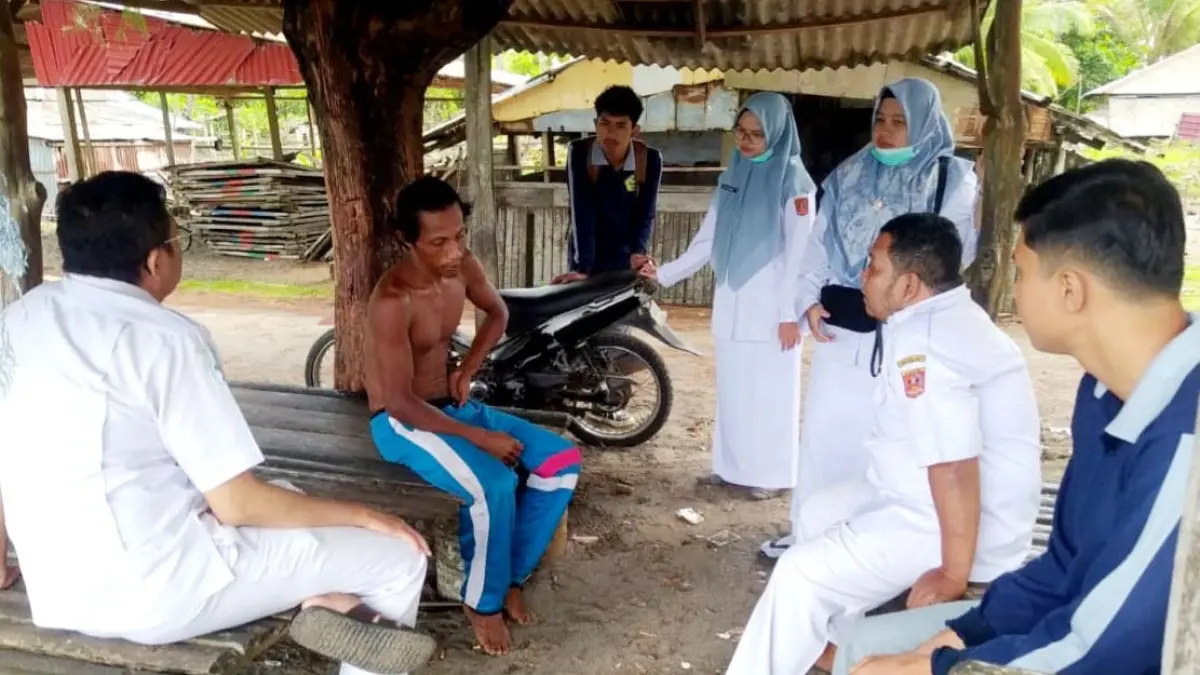 Kepala Puskesmas Muaroputus, dr. Ibnu Syamsu, didampingi tenaga kesehatan Nelfi Putri Piliang bersama tenaga kesehatan puskesmas Tanjungmutiara, tengah melakukan penyuluhan menyambangi warga setempat, Rabu (15/7).