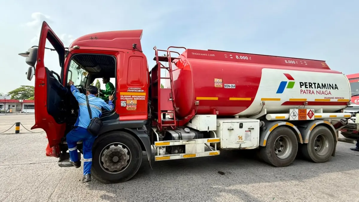 Mobil tangki mengangkut BBM dari Fuel Terminal Medan. Pertamina Patra Niaga Regional Sumbagut memperkuat distribusi melalui operasional terminal 24 jam, penambahan armada, dan alih suplai untuk menjaga pasokan BBM di Sumatera Utara.