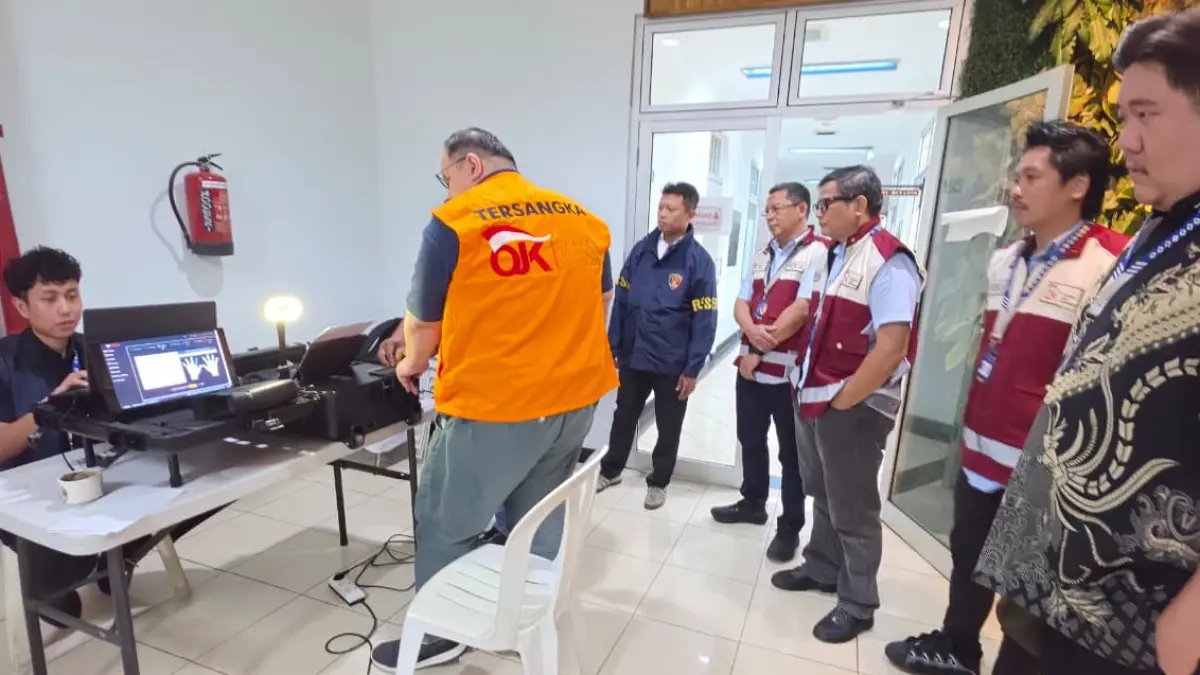 OJK menyerahkan tersangka dan barang bukti kasus dugaan tindak pidana perasuransian PT Asuransi Jiwa Prolife Indonesia kepada Kejaksaan Negeri Jakarta Selatan, Rabu (15/7/2026).