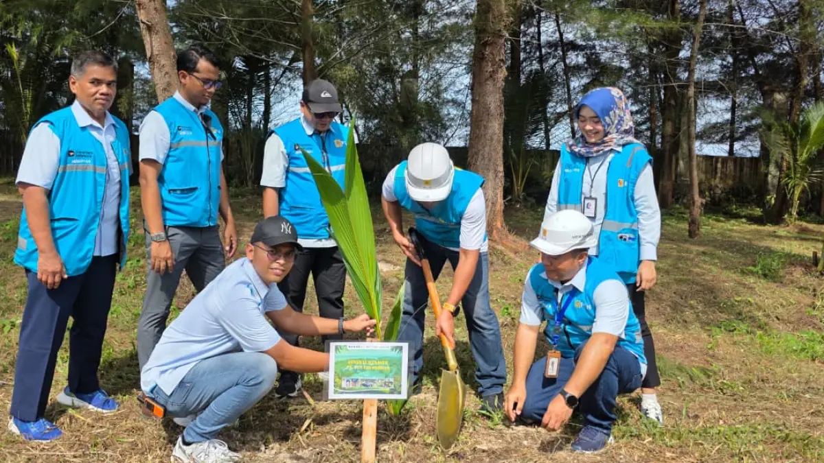 Penanaman bibit pohon pada kegiatan Peninjauan Inovasi HSSEC Green Campus dan Penanaman Pohon di Politeknik Pelayaran Sumatera Barat, Kabupaten Padang Pariaman, Selasa (14/7/2026).