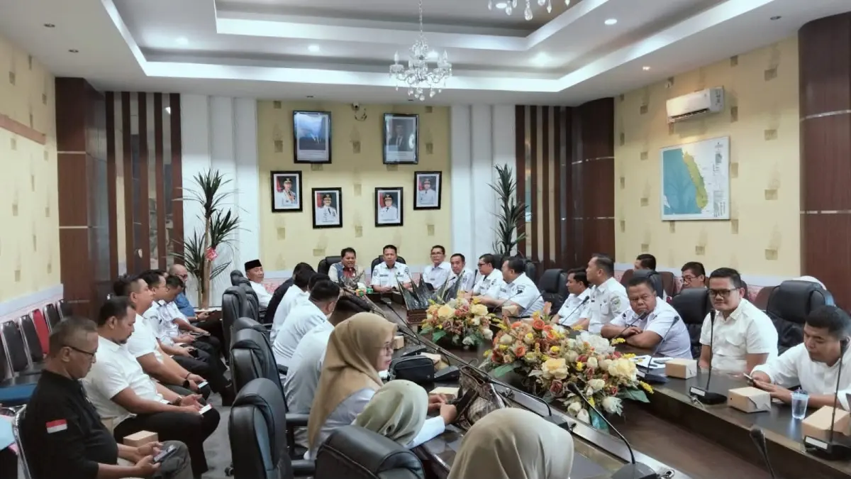Sekretaris Kabupaten Pesisir Selatan, Zainal Arifin, didampingi Ketua DPRD Pesisir Selatan, Darmansyah, memimpin rapat koordinasi persiapan Pemilihan Wali Nagari (Pilwana) Serentak 2026 di ruang rapat bupati, Rabu (15/7).  (DOK DISKOMINFO PESSEL)
