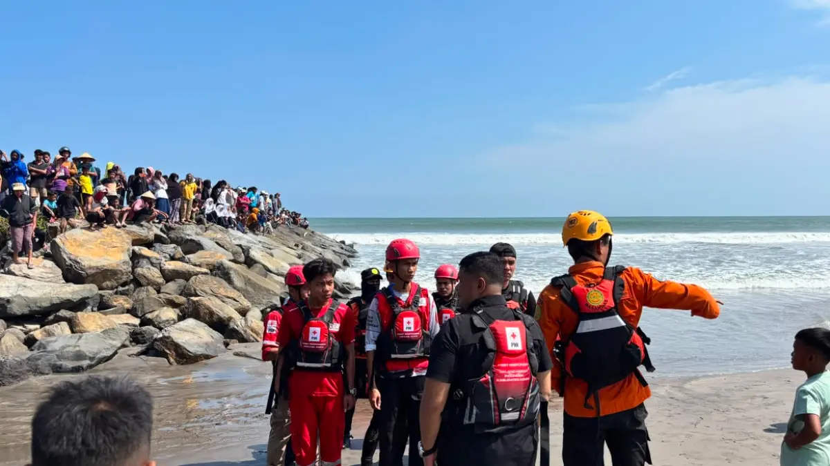 Tim SAR gabungan melakukan brifing pencarian terhadap remaja yang dilaporkan tenggelam setelah terseret ombak di Pantai Muaro Putuih, Nagari Tiku Limo Jorong, Kecamatan Tanjung Mutiara, Kabupaten Agam, Rabu (15/7/2026). 