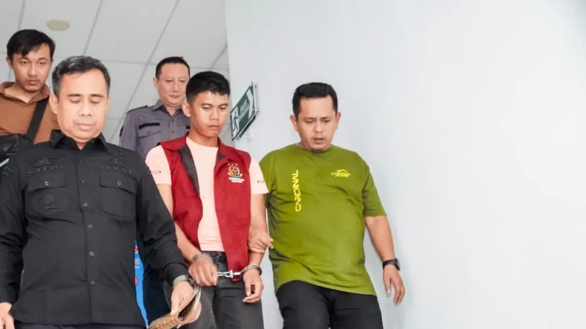 Tim Tabur Intelijen Kejati Sumbar mengamankan terpidana DPO kasus perbuatan cabul terhadap anak di bawah umur di Kabupaten Mukomuko, Bengkulu, setelah buron sejak 2021. 