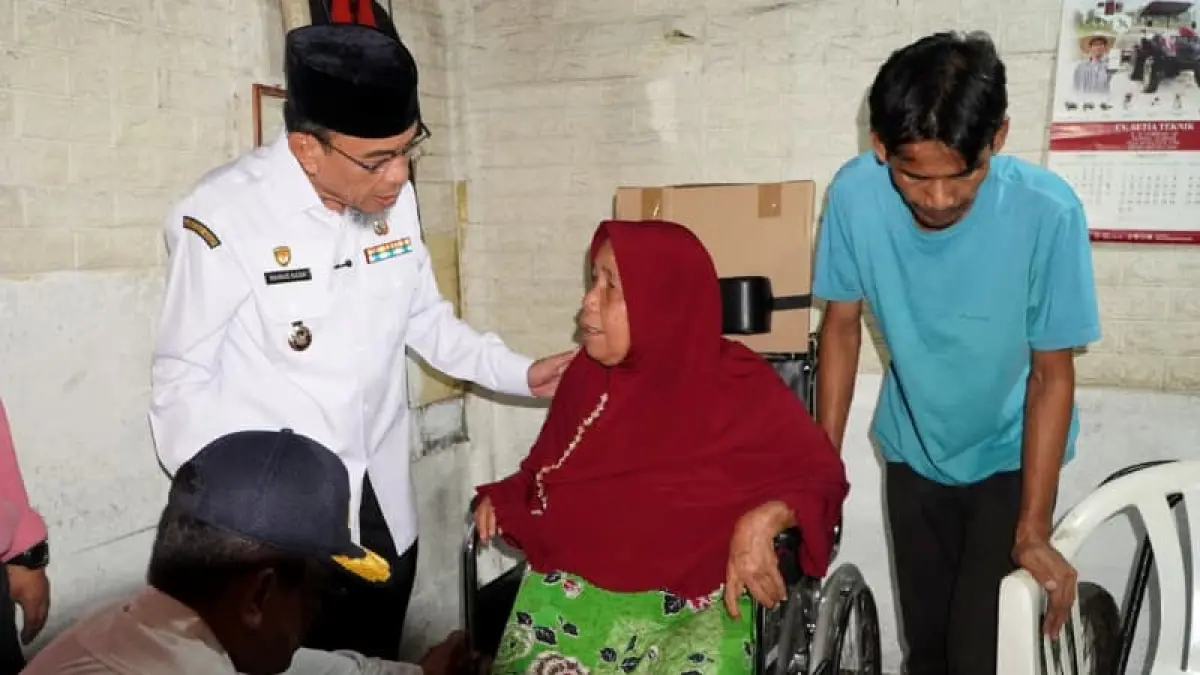 Wakil Wali Kota Padang Maigus Nasir secara simbolis menyerahkan dua unit kursi roda kepada penerima manfaat. (Foto: Diskominfo)