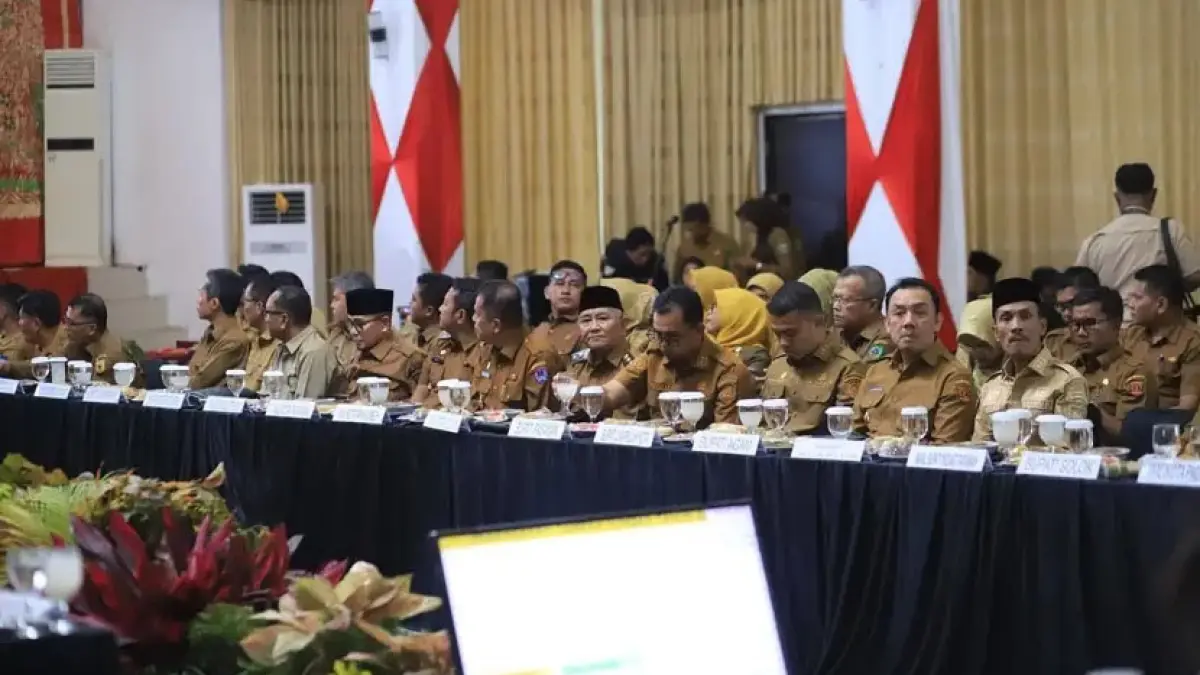 Wakil Wali Kota Solok H. Suryadi Nurdal menghadiri Rapat Koordinasi Isu Lingkungan Hidup serta Penanganan Pengelolaan Sampah dan TPA di Hall IKK Kabupaten Padang Pariaman, Selasa (14/7). (DOK PEMKO SOLOK)