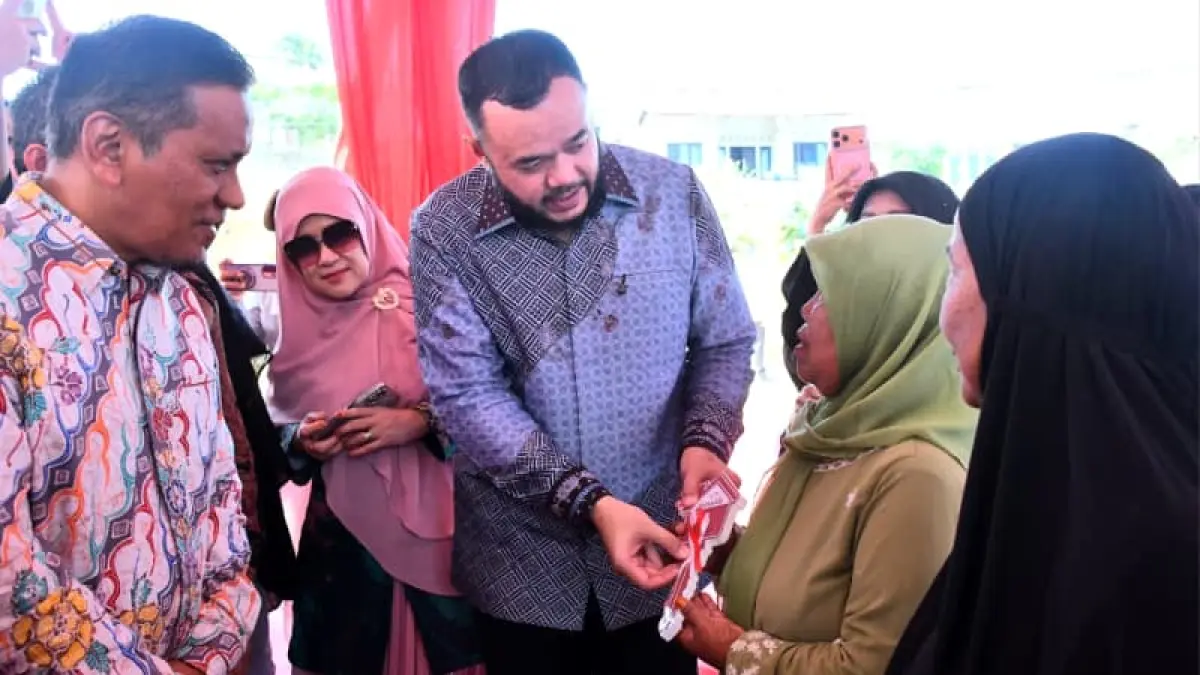 Wali Kota Padang Fadly Amran menyerahkan kunci 18 unit Hunsela kepada penyintas bencana hidrometeorologi di Kawasan Rimbo Panjang, Kelurahan Lambung Bukit, Kecamatan Pauh, Rabu (15/7/2026).(Foto: Diskominfo)