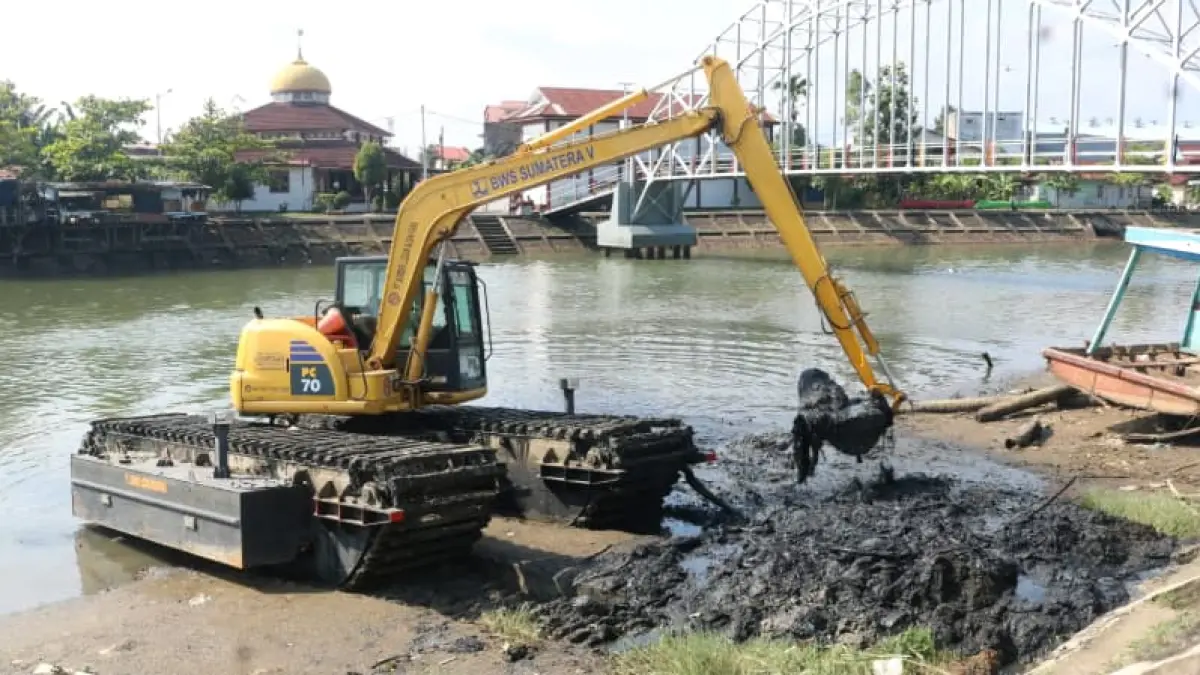 Alat berat milik BWS Sumatera V melakukan pengerukan sedimen di Batang Arau, Padang, Kamis (16/7/2026).(Foto: Diskominfo)