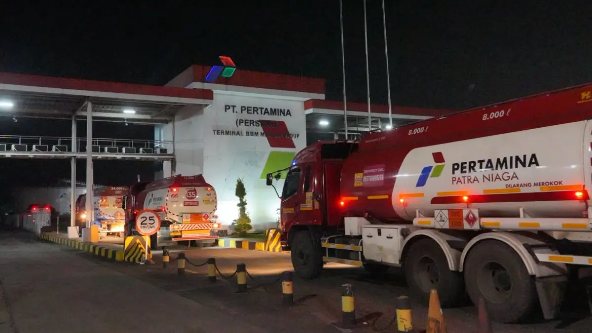 Antrean pengisian BBM ke mobil tangki di Integrated Terminal Medan Group yang beroperasi 24 jam untuk mempercepat normalisasi distribusi BBM di Sumatera Utara.