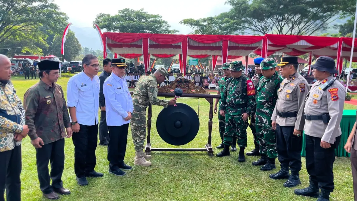 Bupati Limapuluh Kota, Safni, membuka TMMD ke-129 Tahun 2026 di Lapangan Objek Wisata Syariah Torang Saribulan (TSB), Nagari Sarilamak, Kecamatan Harau, Rabu (15/7). (DOK PEMKAB LIMAPULUH KOTA)