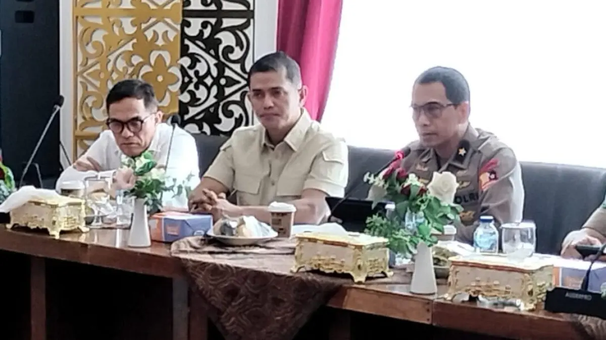Bupati Solok Jon Firman Pandu memaparkan progres rehabilitasi dan rekonstruksi pascabencana kepada Tim Supervisi Percepatan Rehabilitasi dan Rekonstruksi Pascabencana Provinsi di Guest House Bupati Solok, Arosuka, Rabu (15/7). (DOK PEMKAB SOLOK)