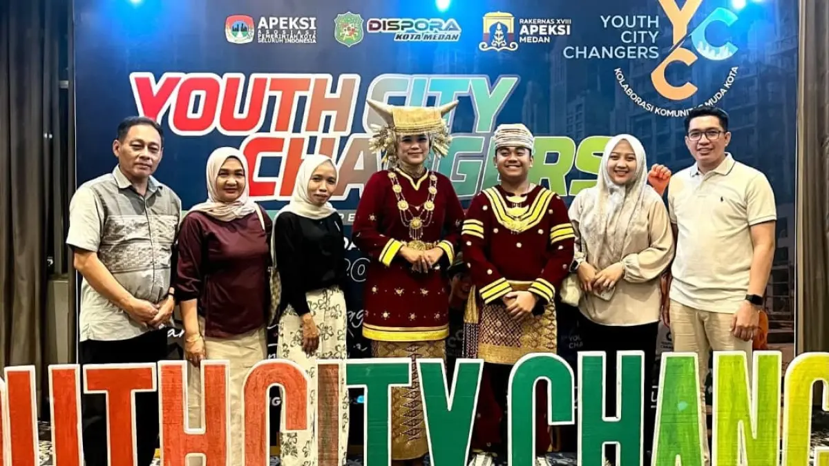 Delegasi Kota Padang, Thayyibal Syafiq dan Tiara Rahayu (tengah) usai mempresentasikan gagasan Padang Muda Bersakato pada Youth City Changers 2026.(Foto: Diskominfo)