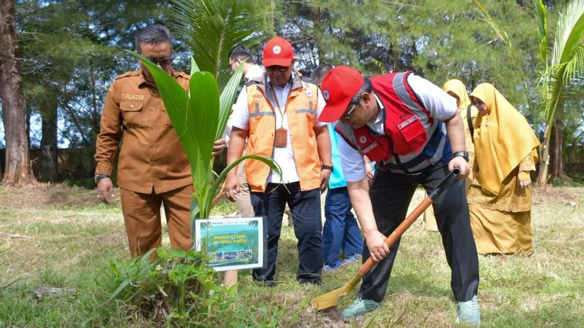 Direktur Operasi PT Semen Padang, Andria Delfa, melakukan penanaman pohon kelapa di kawasan Politeknik Pelayaran Sumatera Barat sebagai simbol komitmen bersama dalam memperkuat pelestarian lingkungan dan mendukung keberlanjutan.