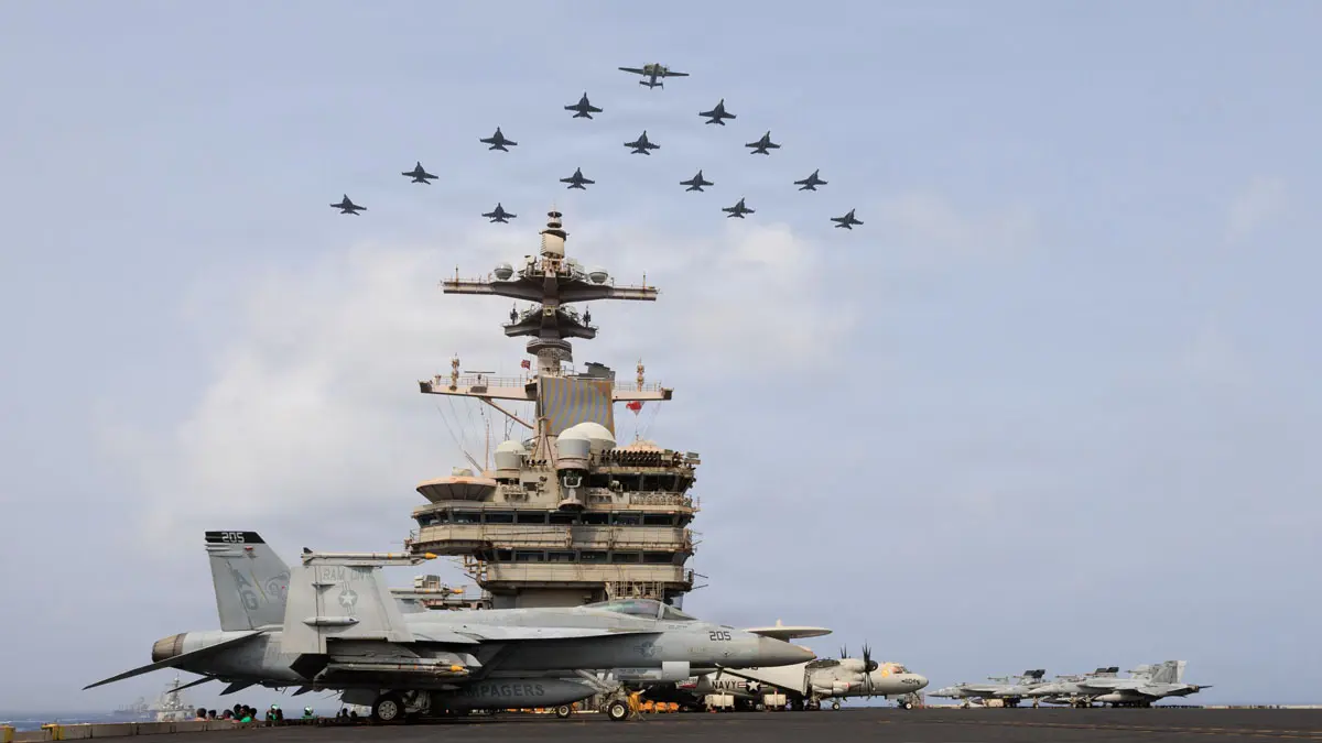 Formasi terbang Carrier Air Wing (CVW) 7 terbentuk di atas USS George H.W. Bush (CVN 77) di Laut Arab. AS kembali melancarkan serangan ke sejumlah wilayah Iran, yang kemudian dibalas Iran. (CENTCOM)