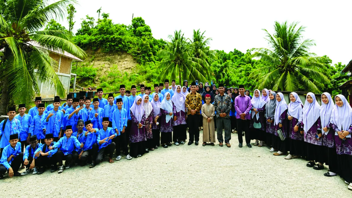 Foto bersama dengan pimpinan pondok, majelis guru dan santri PPs. MTI Ashabul Kahfi bebrapa waktu lalu. (TIM LAMAN GURU)