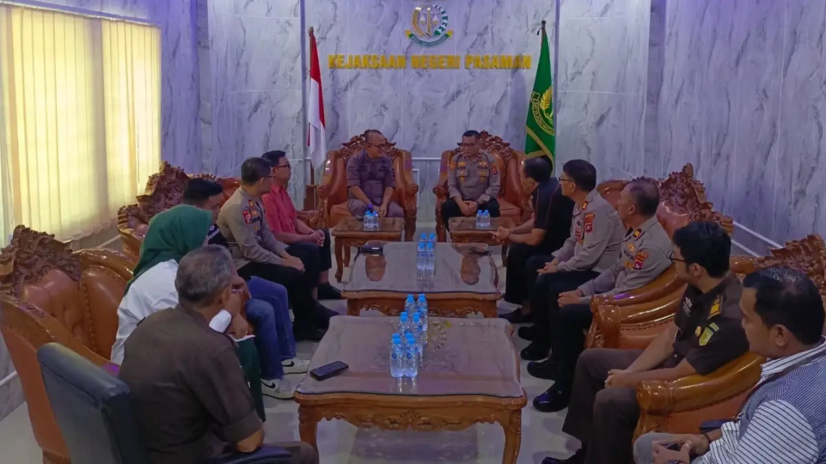 Kepala Kejaksaan Negeri Pasaman Hendi Arifin, menerima kunjungan silaturahmi Wakapolres Pasaman Kompol Muzhendra di ruang kerja Kajari Pasaman, Kamis (16/7). (DOK KEJARI PASAMAN)