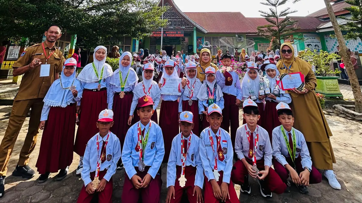 Kepala SDN 21 Payakumbuh, Amperawati, S.Pd, foto bersama guru dan telenta-talenta berbakat dari SDN 21 Payakumbuh yang telah mengharumkan nama sekolah di berbagai ajang perlombaan beberapa waktu lalu. (TIM LAMAN GURU)