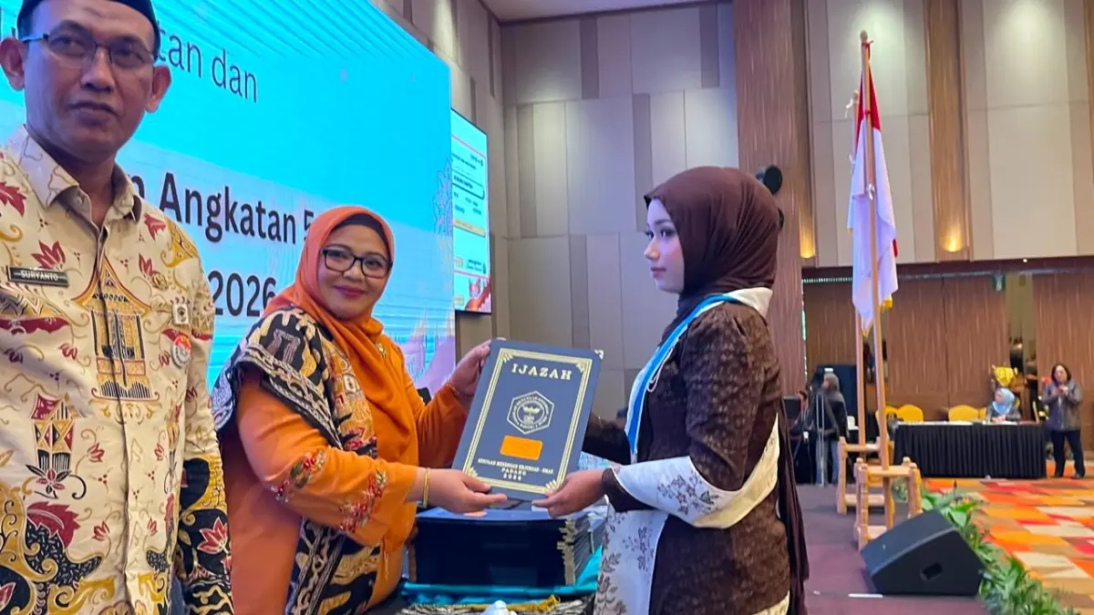 Kepala SMK SMAK Padang Silvania Lorina menyerahkan ijazah kepada lulusan saat prosesi pelantikan angkatan ke-58 di The ZHM Premiere Hotel Padang, Kamis (16/7). (DOK HUMAS SMK SMAK PADANG)