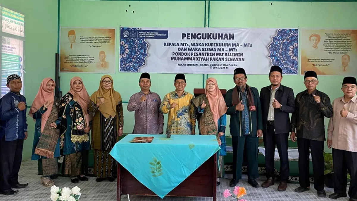 Ketua PDM Bukittinggi mengukuhkan Kepala MTs Muhammadiyah Pakan Sinayan, Kabupaten Agam, di Aula Madrasah, Kamis (11/6). (TIM LAMAN GURU)