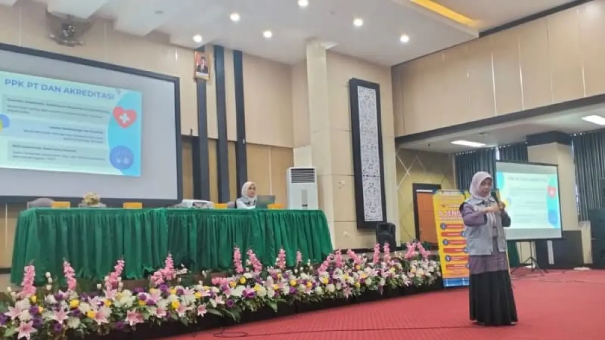 Ketua Satgas PPK Universitas Negeri Padang Dr. Farmariza menyampaikan materi pencegahan dan penanganan kekerasan di Auditorium FBS UNP, Selasa (14/7/2026). (Foto: KKPS)