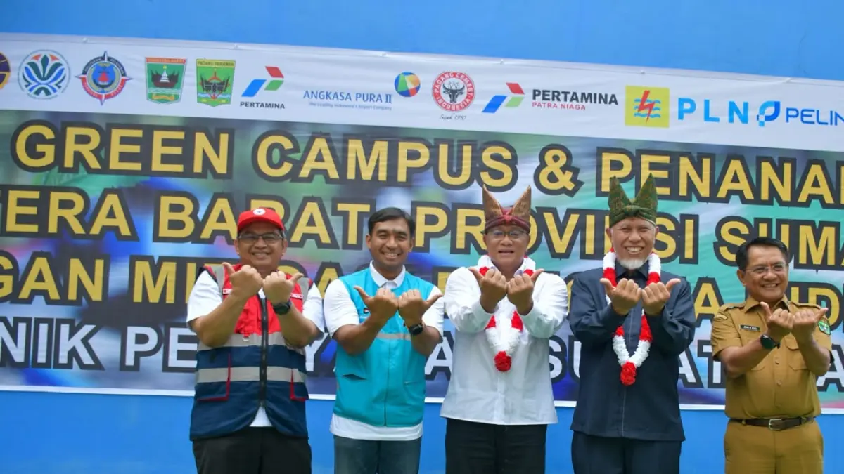 Menteri Lingkungan Hidup Muhammad Jumhur Hidayat menghadiri kegiatan Tobat Ekologis di Poltekpel Sumbar yang turut diwarnai penyerahan 3.300 bibit mangrove oleh PT Semen Padang kepada Pemerintah Provinsi Sumatera Barat. (Dok. PT Semen Padang)
