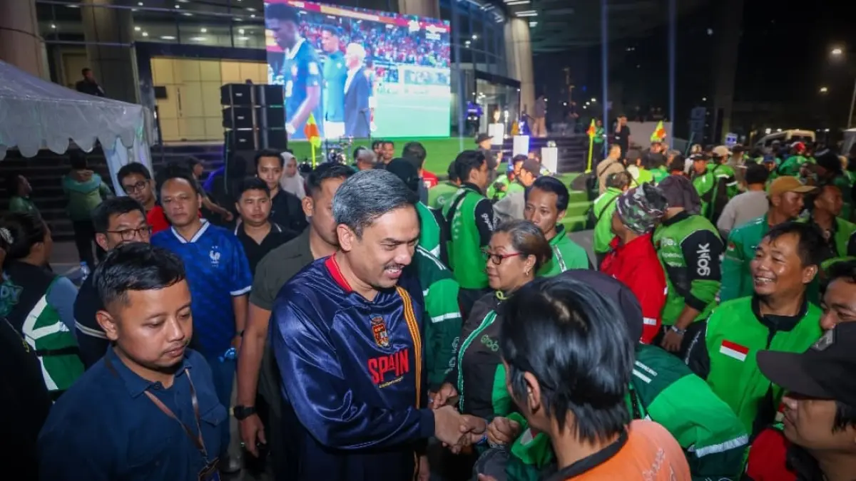Menteri UMKM Maman Abdurrahman menghadiri nobar Piala Dunia 2026 bersama ratusan driver ojol di Jakarta sebagai bagian dari program pemberdayaan UMKM.(Foto: Humas)