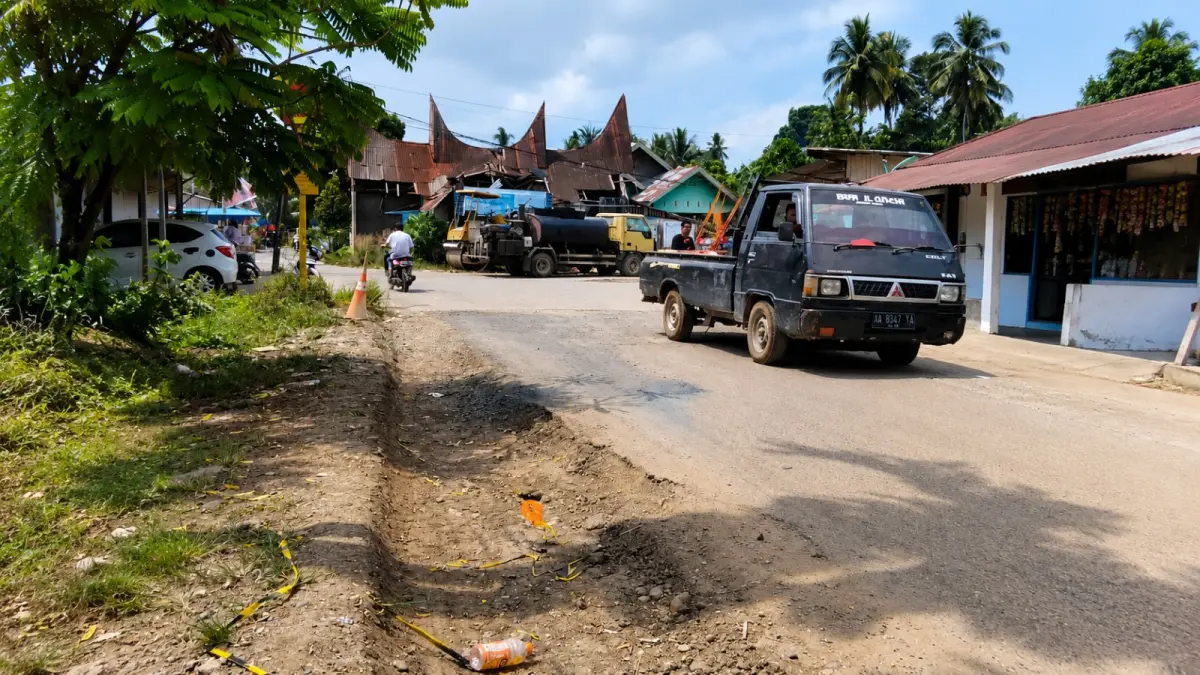 Pekerjaan rehabilitasi ruas Jalan Pulau Punjung–Lubuk Bulang di Kabupaten Dharmasraya yang didanai APBD 2026 dengan anggaran Rp2,33 miliar. Proyek sepanjang sekitar 6,1 kilometer tersebut ditargetkan selesai pada November 2026.