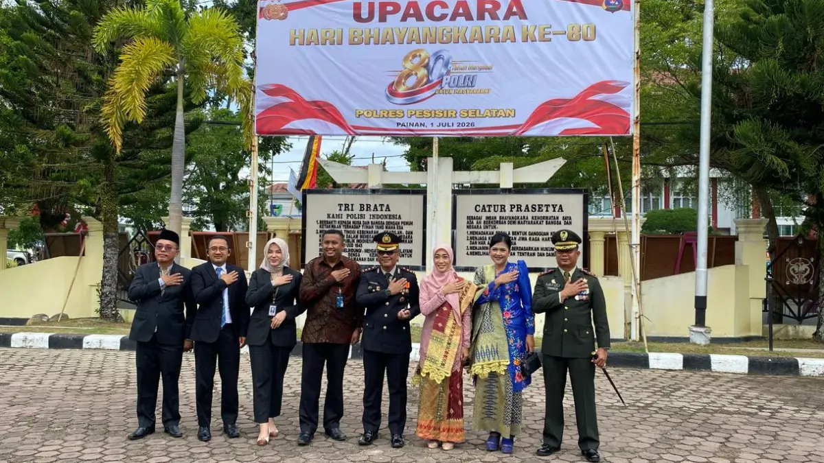 Pemimpin BRI Cabang Painan, Helmi Shauman, menghadiri Upacara HUT Bhayangkara ke-80 di Kabupaten Pesisir Selatan sebagai bentuk dukungan terhadap sinergi BRI dan Polri.