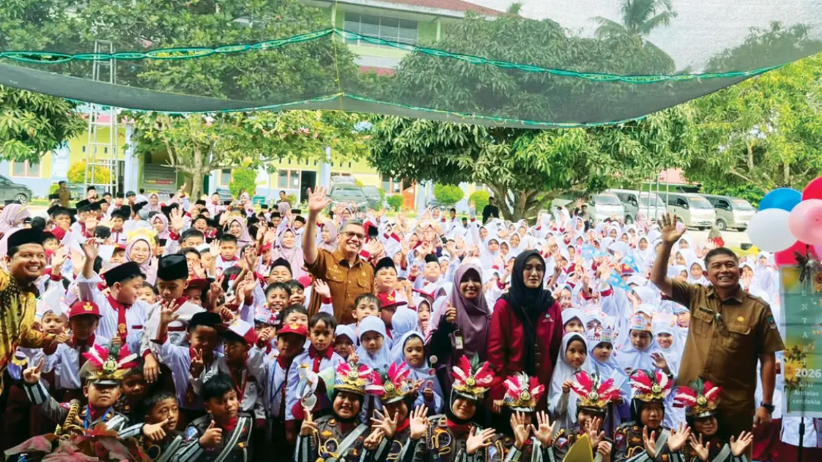 Perwakilan Direktorat PAUD Dikdasmen Nasti, Plt Kepala Dinas Pendidikan Bobby Reza Perdana, pihak sekolah dan anak didik beberapa waktu lalu. (TIM LAMAN GURU)