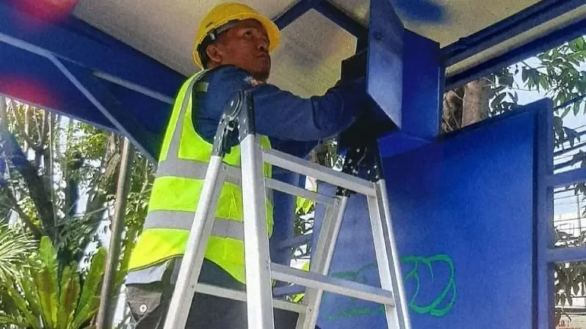 Petugas Tim K3 dan Prasarana Trans Padang melakukan perbaikan halte dan rambu yang rusak akibat aksi vandalisme, Kamis (16/7). (DOK TRANS PADANG)
