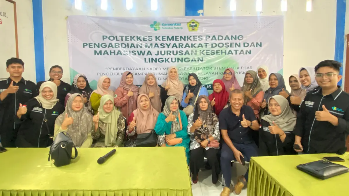 Poltekkes Kemenkes Padang menggelar Pengabdian kepada Masyarakat bertajuk “Pemberdayaan Kader Menjadi Fasilitator STBM dalam Pengelolaan Sampah Rumah Tangga” di Kelurahan Aiepacah, baru-baru ini. (DOK POLTEKKES KEMENKES PADANG)